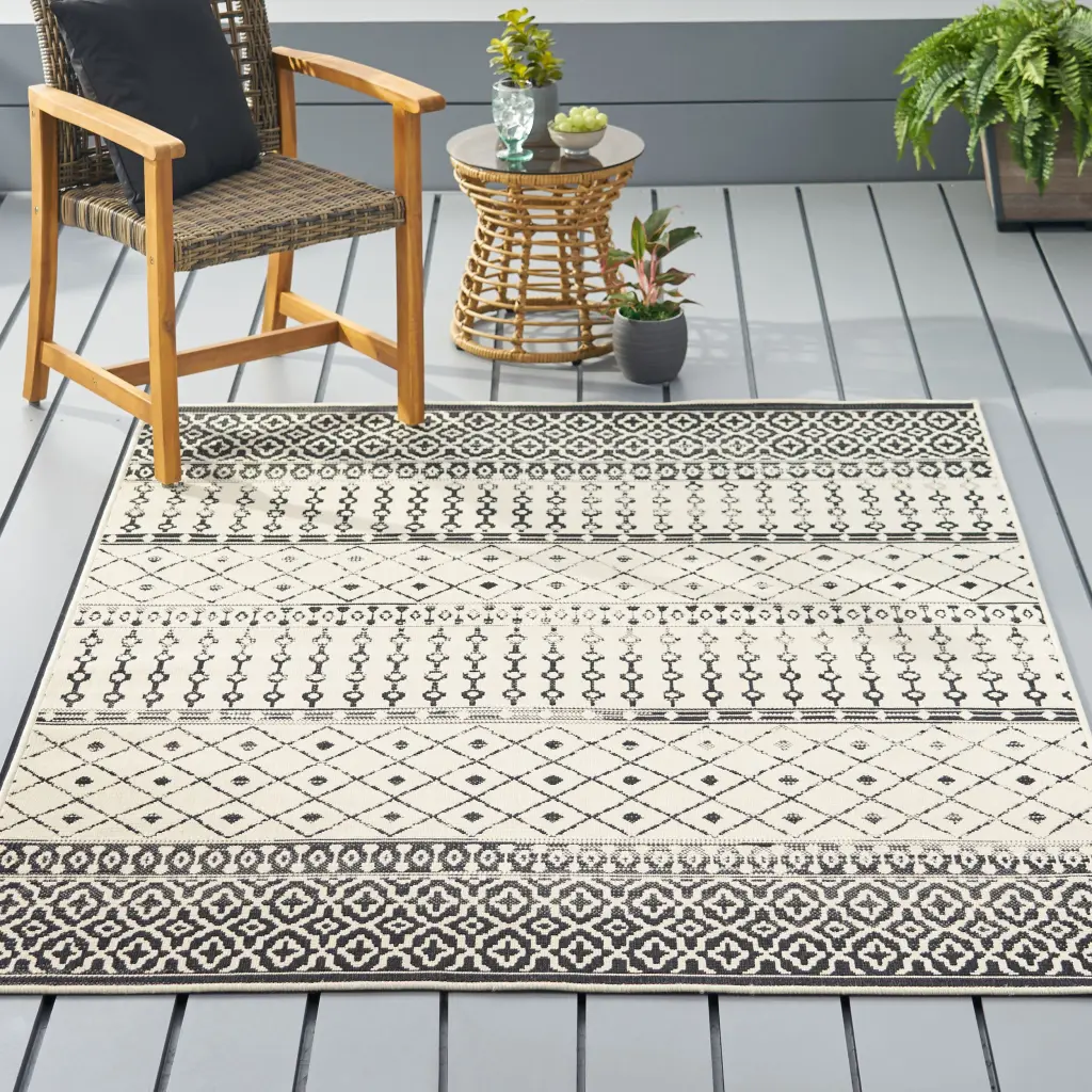 5'3 X 7' Rug Black Ivory Polypropylene nh-kisa