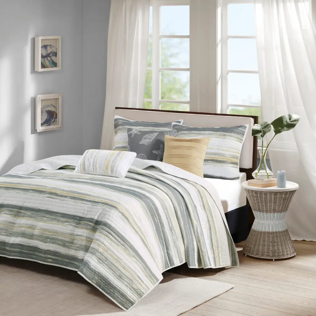 6 Piece Printed Quilt Set Throw Pillows Yellow King Size jla